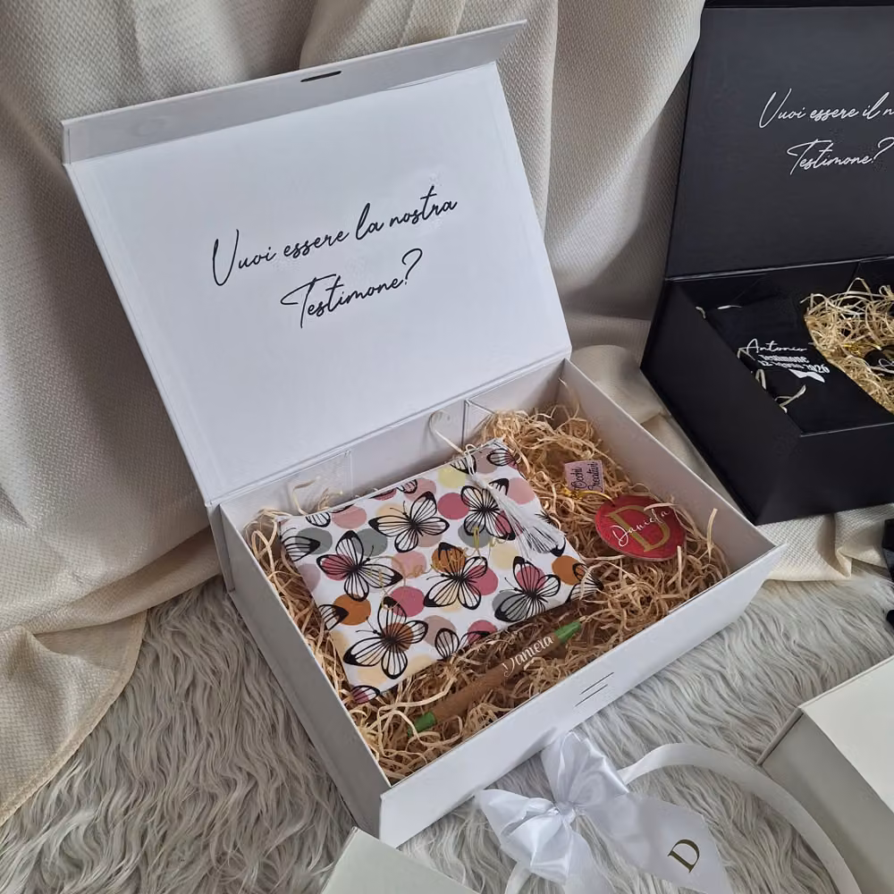 Box Testimone Lei · Pochette e Portachiavi