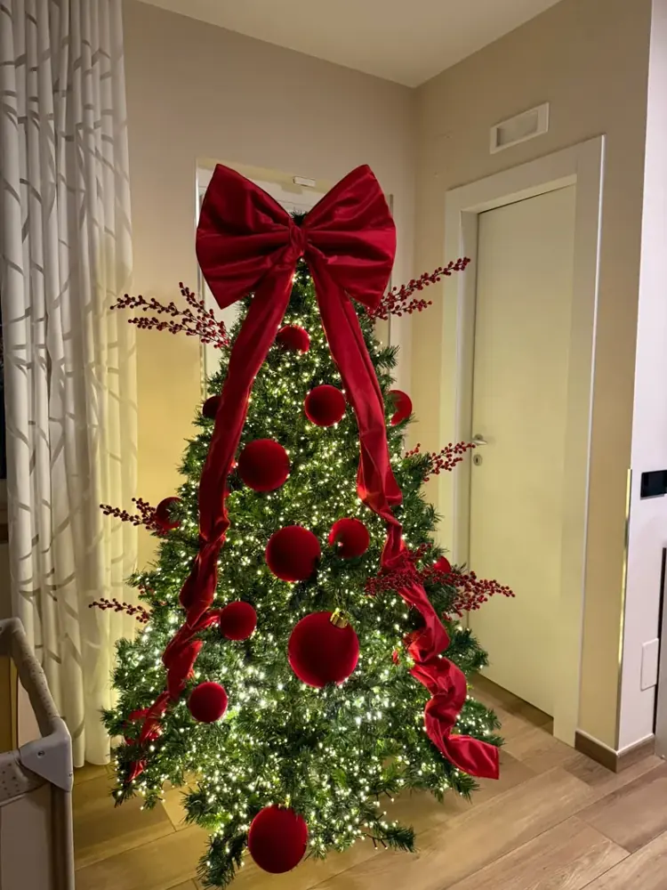 Fiocco natalizio rosso montato sull’albero di Natale