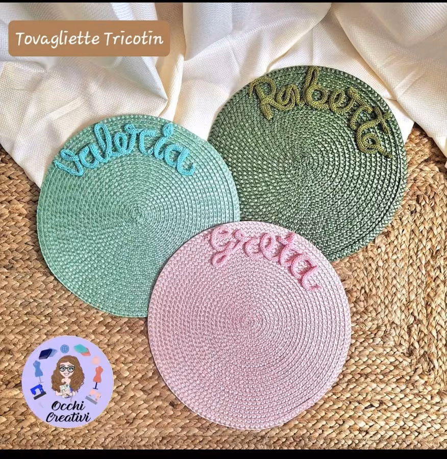 Tovaglietta tonda con nome in tricotin